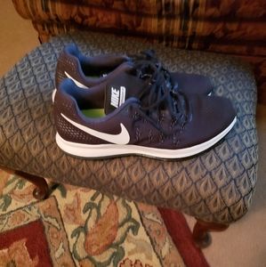 Black and White Air Nike Tennis Shoes